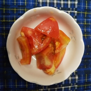オリーブオイルとクレイジーソルトで食べるトマト。
